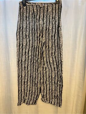 Gorgeous boho flowy black and white patterned pants, so flattering!
